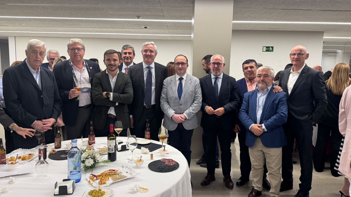 Carlos Garrido, presidente de CEAV, junto a empresarios del sector y representantes de las agencias de viajes de Andalucía.