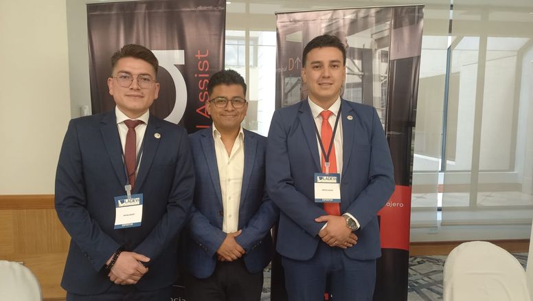 Equipo de United Travel Assist, encabezado por Roberto Moscoso, gerente comercial (izq.).