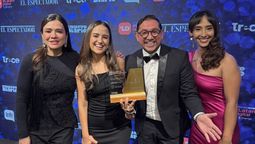 Laura Muñoz, presidente de On Vacation; Ana María Rincón, gerente de Mercadeo y Ventas; David Zorro, Brand Marketing Manager; y Karla Amaya, directora de Marketing Digital de On Vacation, durante la ceremonia de los Premios Latam Digital 2026 realizada en Bogotá.