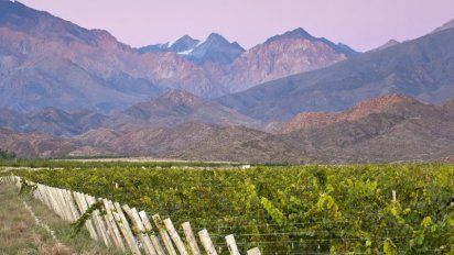 TIME define a Mendoza como “una tranquila provincia agrícola de Argentina donde el vino fluye y las comidas al aire libre son imprescindibles”.