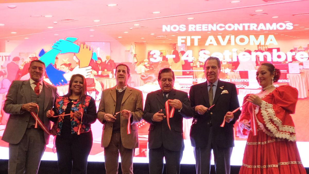 Yenny Fajardo, Ricardo Baraybar, Carlos Loayza y Miguel Ar&eacute;valo.