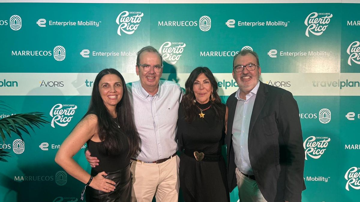 Pura Sevilla, Brand Manager de Travelplan, junto a Raúl Serrano director general de turoperación regular de Ávoris y Gustavo Serrano, director comercial de Turoperadores de Ávoris