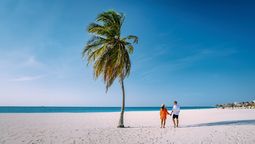 Aruba se posiciona como un destino clave para vacaciones de playa con reconocimiento internacional a la playa Eagle Beach.
