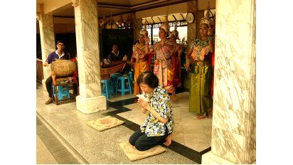 Los tailandeses están fuertemente influenciados por la costumbre budista más tradicional del país: el credo theravada.