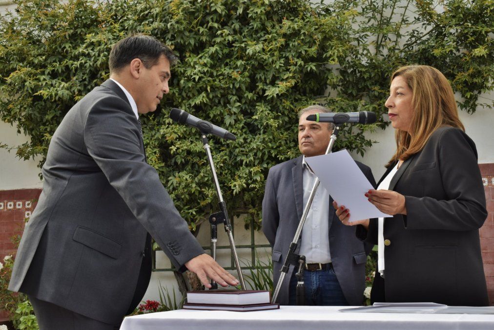 Diego Cannestraci jurando ante la gobernadora de Río Negro, Arabela Carreras.