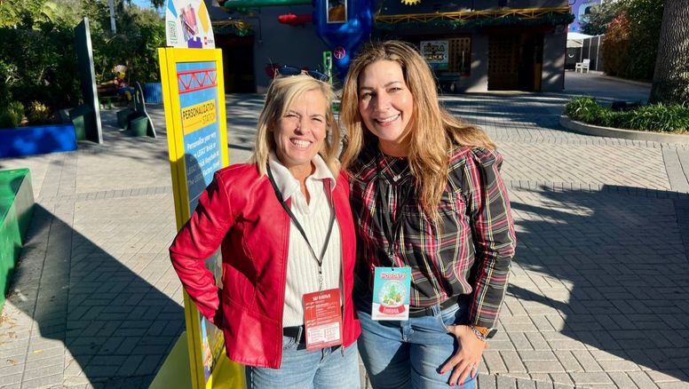 Roxanna Torrens, regional Trade Sales Director para Norteamérica de Merlin Entertainments; junto a Mariale Ojeda, Hotel and Trade Sales Manager de Legoland Resorts North America.