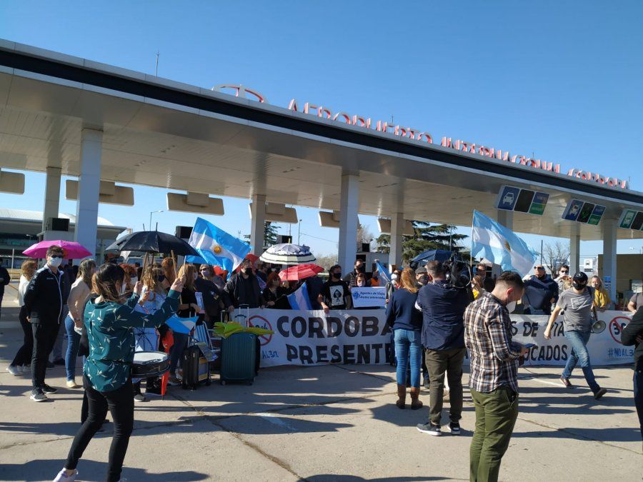 Córdoba busca crear un nuevocorredor seguro aéreo internacional. El gobernador Juan Schiaretti reclama elregreso de los vuelos internacionales.