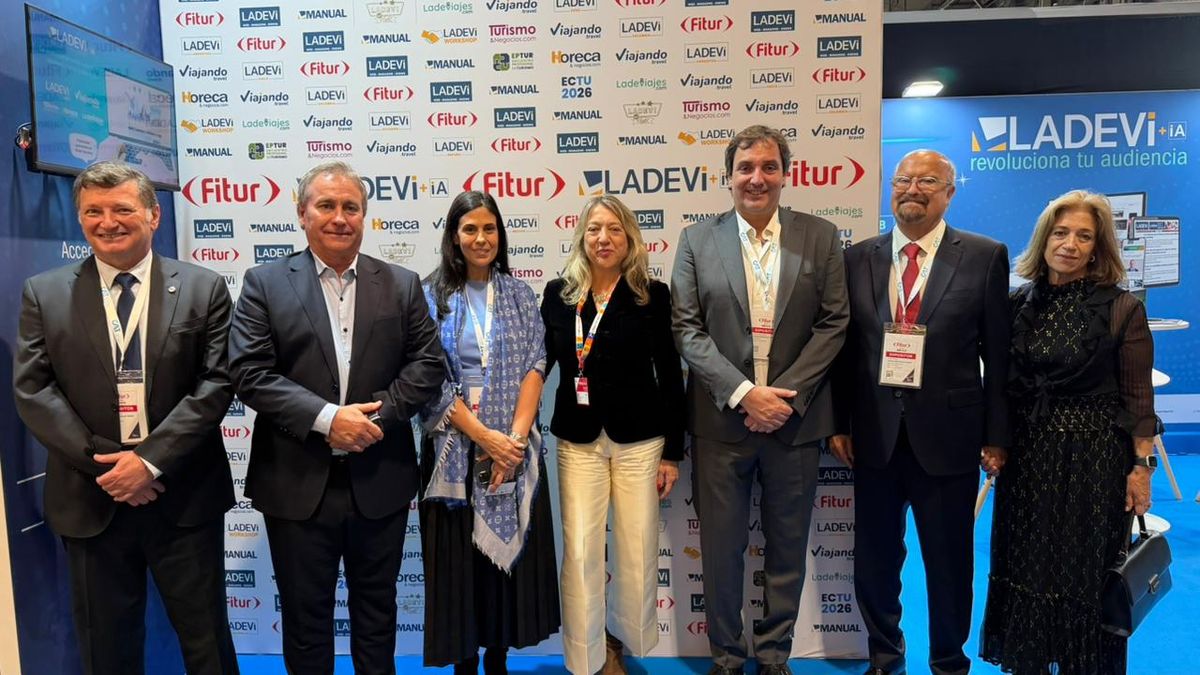 Representantes de la CAT y Fehgra en el stand de Ladevi junto a Claudia González.
