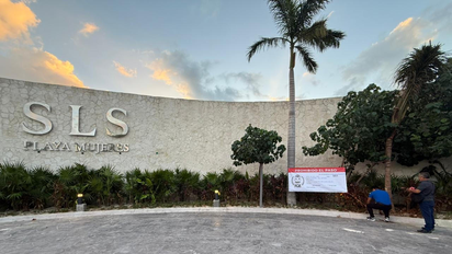 El desarrollo turístico SLS Hotels Playa Mujeres, ubicado en Paseo Mujeres, Cancún, iba a inaugurarse el próximo 10 de noviembre.
