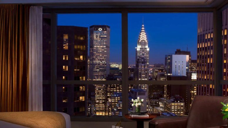 Una vista de la ciudad de Nueva York desde una habitación de hotel.