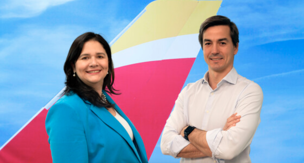 Beatriz Guillén, directora de Clientes y Estrategia; y Diego Fernández, director de Estrategia, Transformación y Sostenibilidad de Iberia.