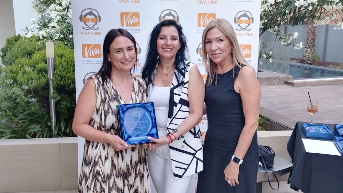 Cristina Pastore, de Turisclub, recibió el premio junto a Mónica Parada. 