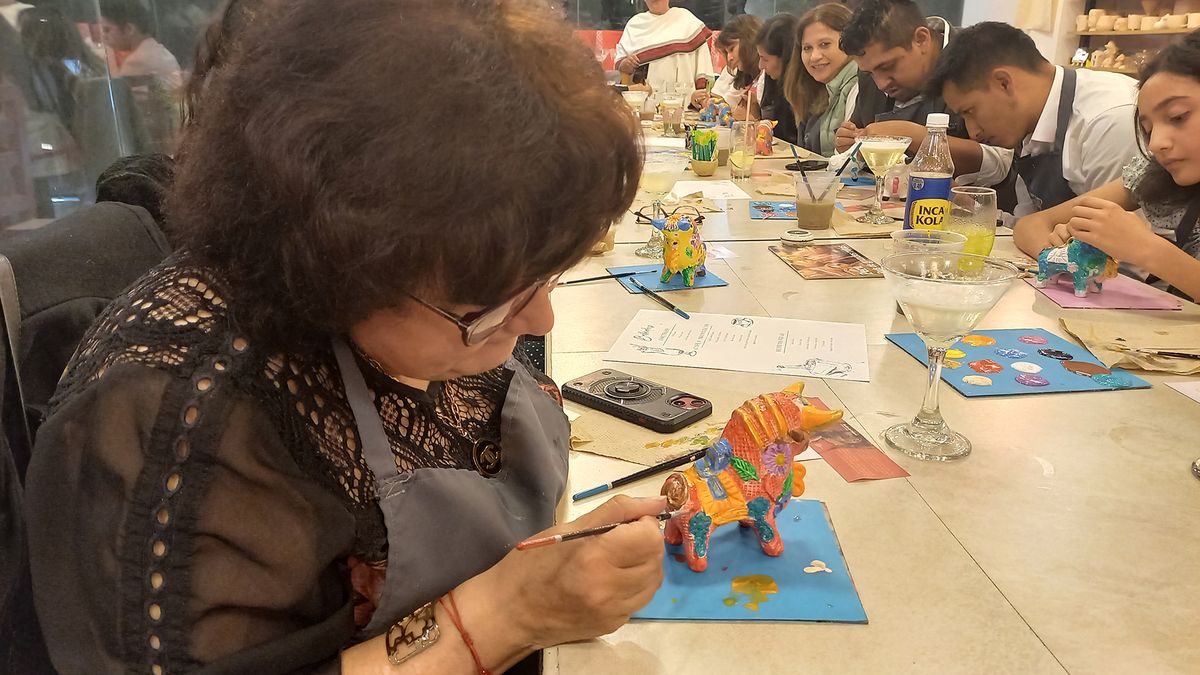 Agentes de viajes pintaron toritos de Pucará en el marco de la capacitación de PromPerú y Travel Group.