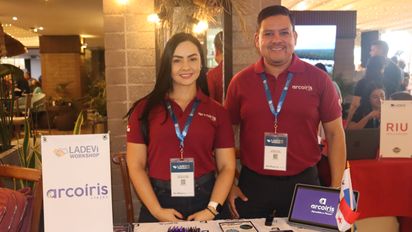 Alexis Zapata, director de Viajes Arco Iris y equipo en el marco del Ladevi Workshop Medellín.