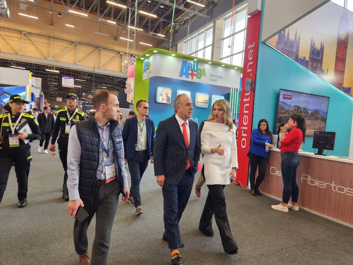 Paula Cortés Calle y Guillermo Reyes recorren los pasillos de la Vitrina Turística Anato 2023