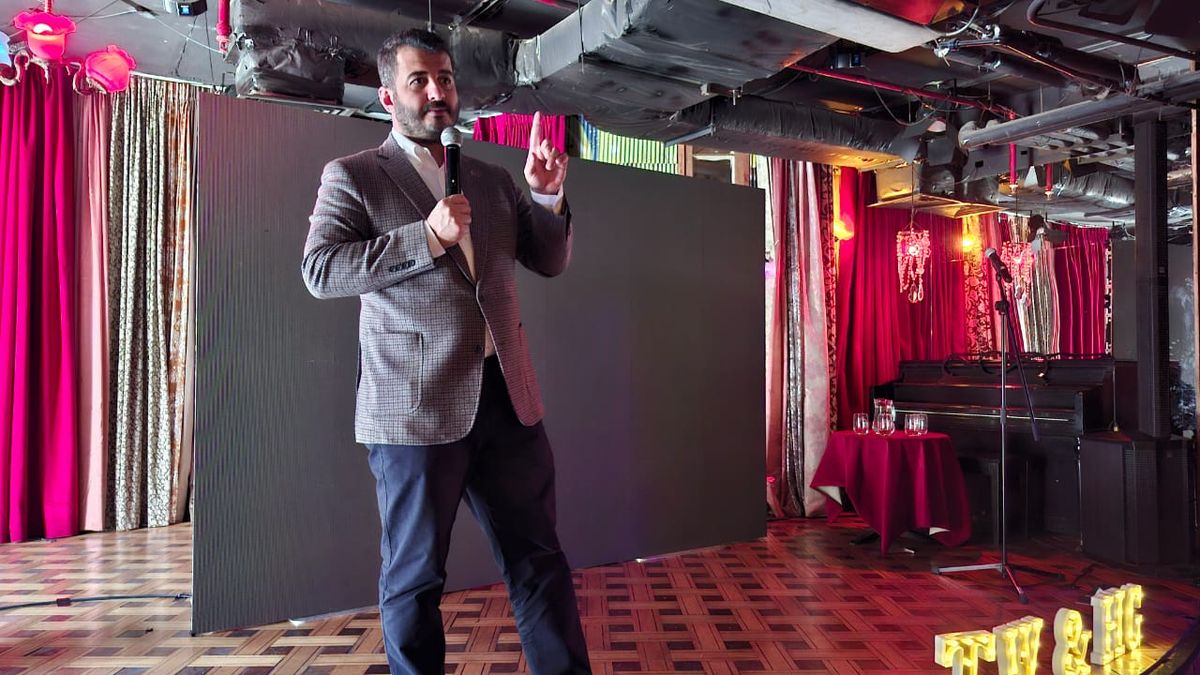 Cengiz Deveci durante su presentación. 