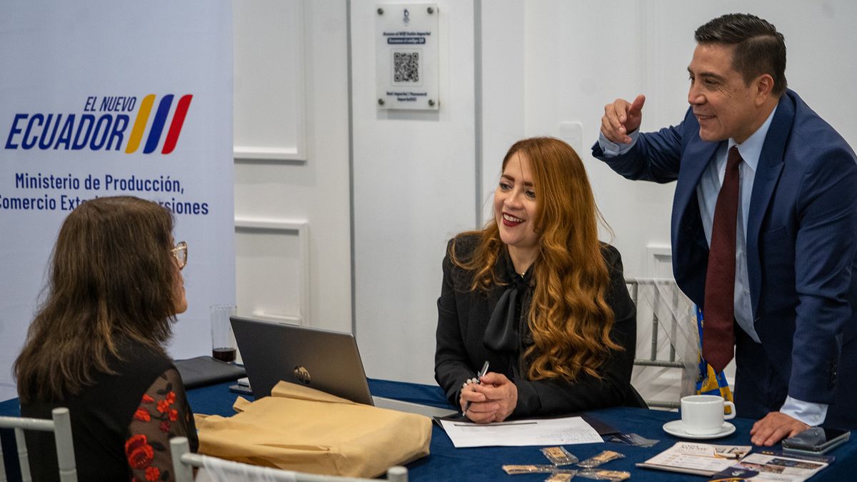 Presentación de guía de avistamiento de ballenas tuvo lugar durante Vitrina Turística en Quito. 