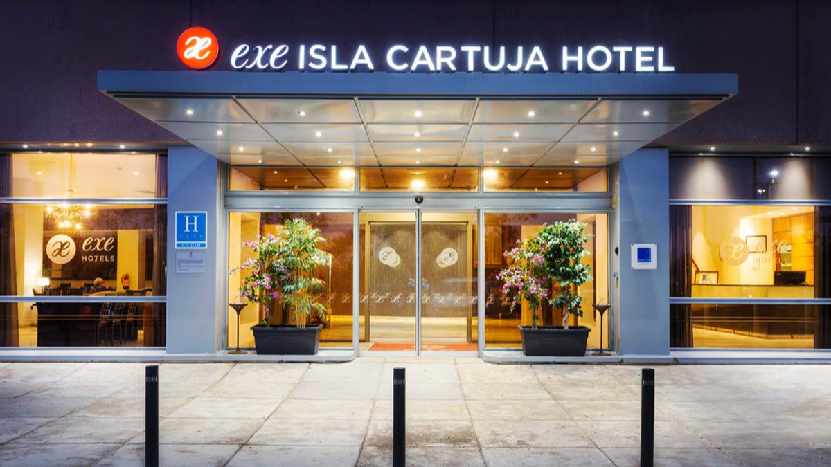 Entrada del Hotel Exe Isla Cartuja