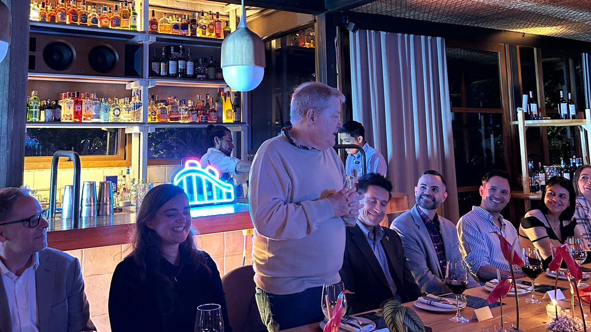 Participantes del encuentro de Experience Kissimmee prestan atención a DT Minich.