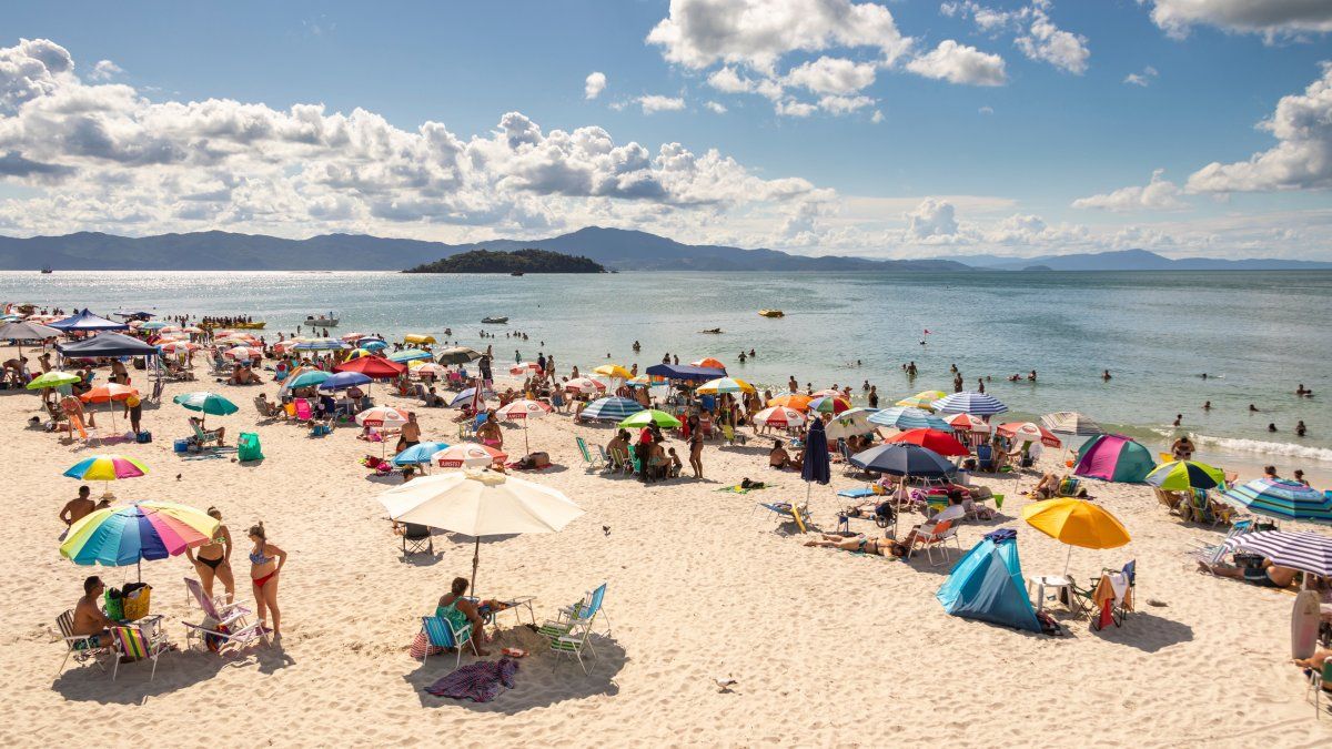 Florianópolis es un destino de Brasil muy elegido por los viajeros de Argentina. Florianópolis es un destino de Brasil muy elegido por los viajeros de Argentina.