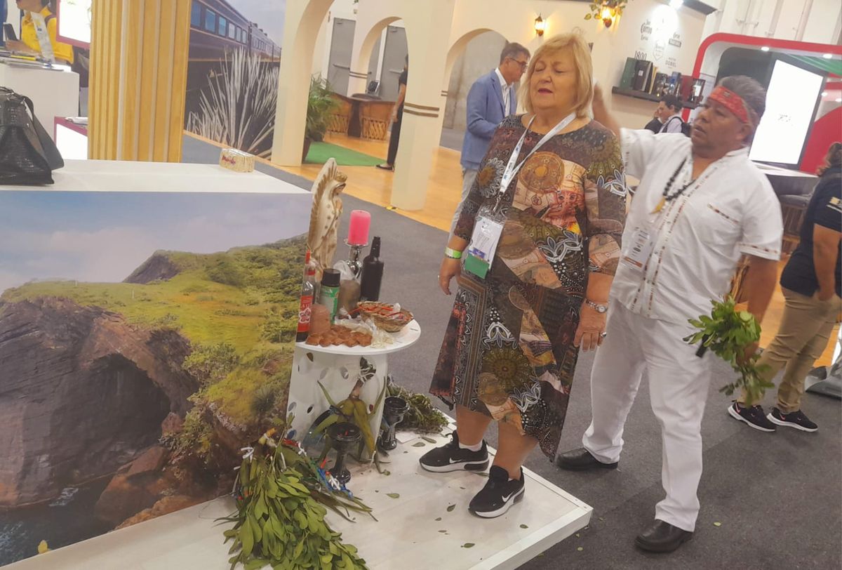 Los participantes del Tianguis pueden acceder a un rito de purificación en el puesto de Los Tuxtlas