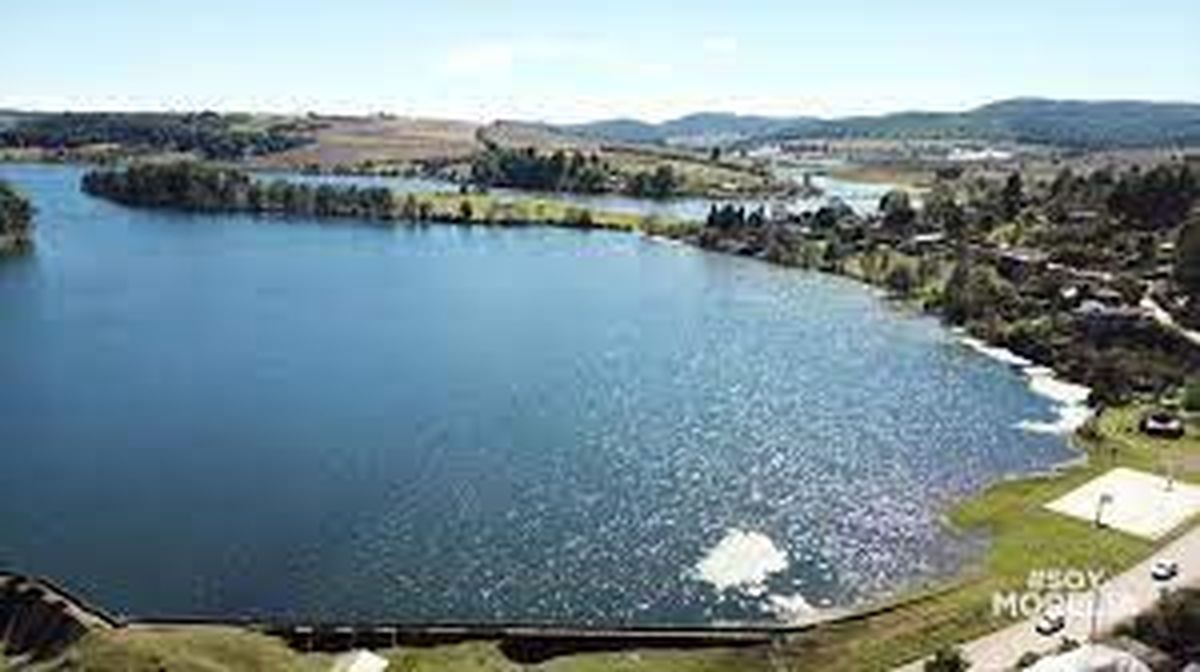 Disfruta del lago y las atracciones que hay en sus orillas.