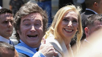 Karina Milei&nbsp;quiere controlar la Marca País Argentina para potenciar el fenómeno viajero del presidente Javier Milei, quien asevera que, que con cada viaje, posiciona al país en el mundo. Daniel Scioli y Yanina Martínez, perderían el control sobre el organismo de promoción.