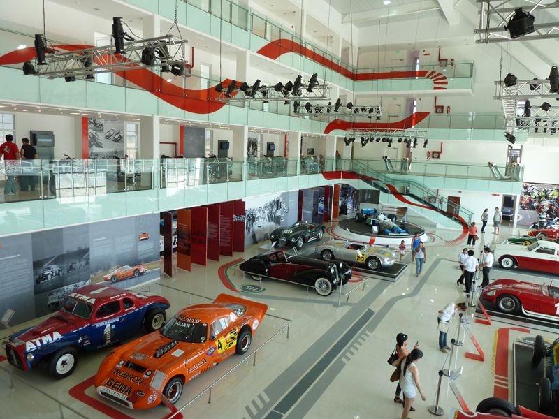 El autodromo y Museo del Automóvil se localizan a 6 km. de la ciudad y convocan gran cantidad de aficionados a este deporte.