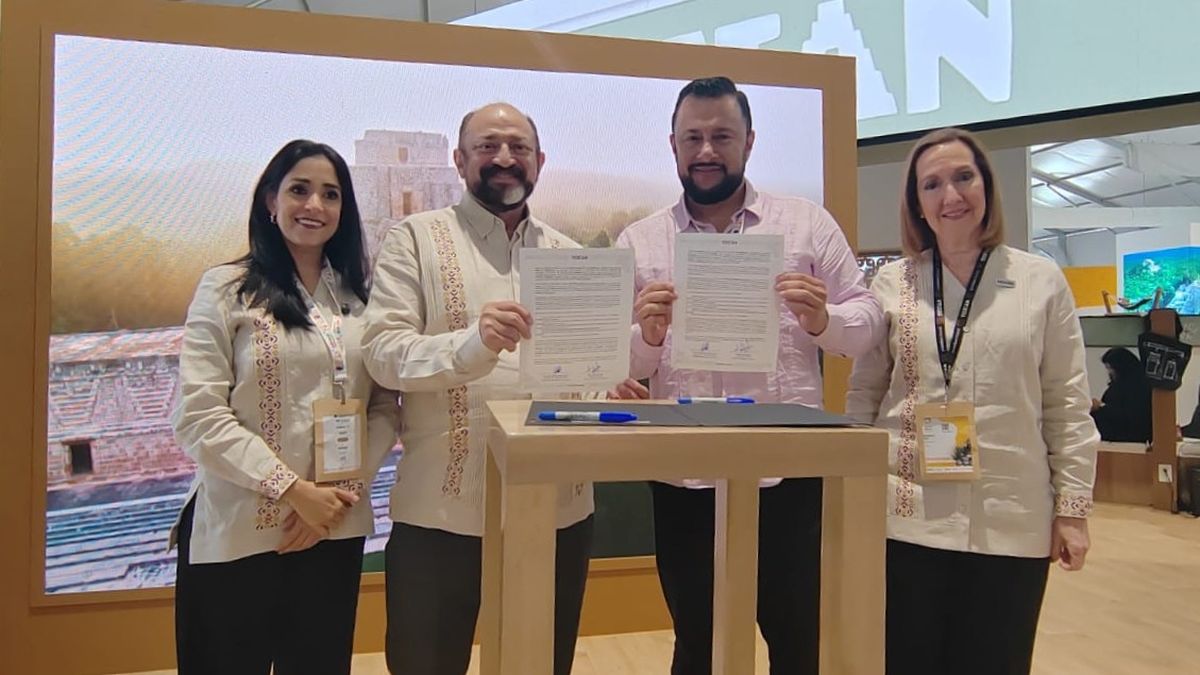 Edgar Guillén (Juliá Tours) y representantes del Fideicomiso de Desarrollo Turístico y Económico del Estado de Yucatán.