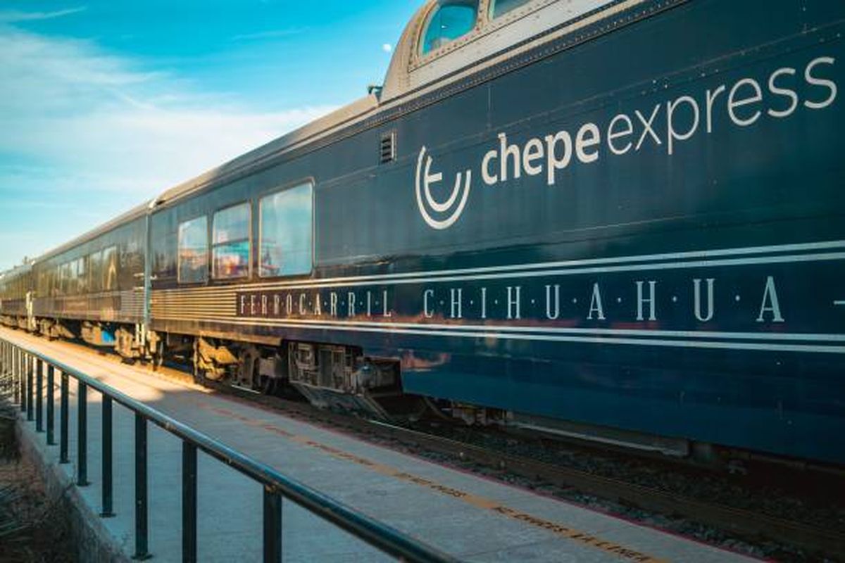 El viaje en el Chepe es más que un simple desplazamiento es un viaje hacia la belleza cruda de la Sierra Tarahumara.