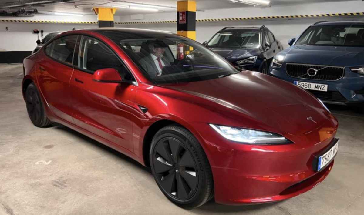 Vehículo Tesla ofrecido gratuitamente a sus huéspedes por el Hotel Bécquer de Sevilla.