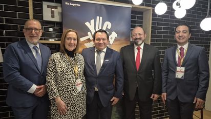 Alex Pace, Lizzie Cole, el gobernador de Yucatán, Joaquín Díaz Mena; Darío Flota y Raúl Paz.