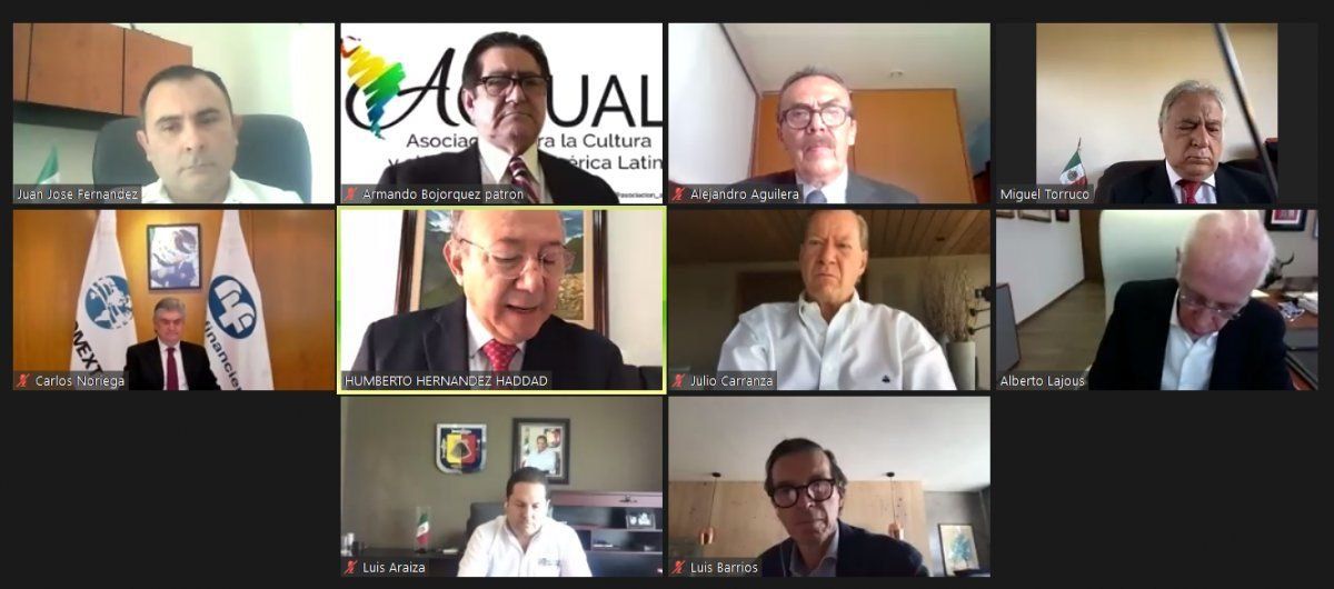 Funcionarios y empresarios durante la presentación del programa de créditos anunciado por Sectur.