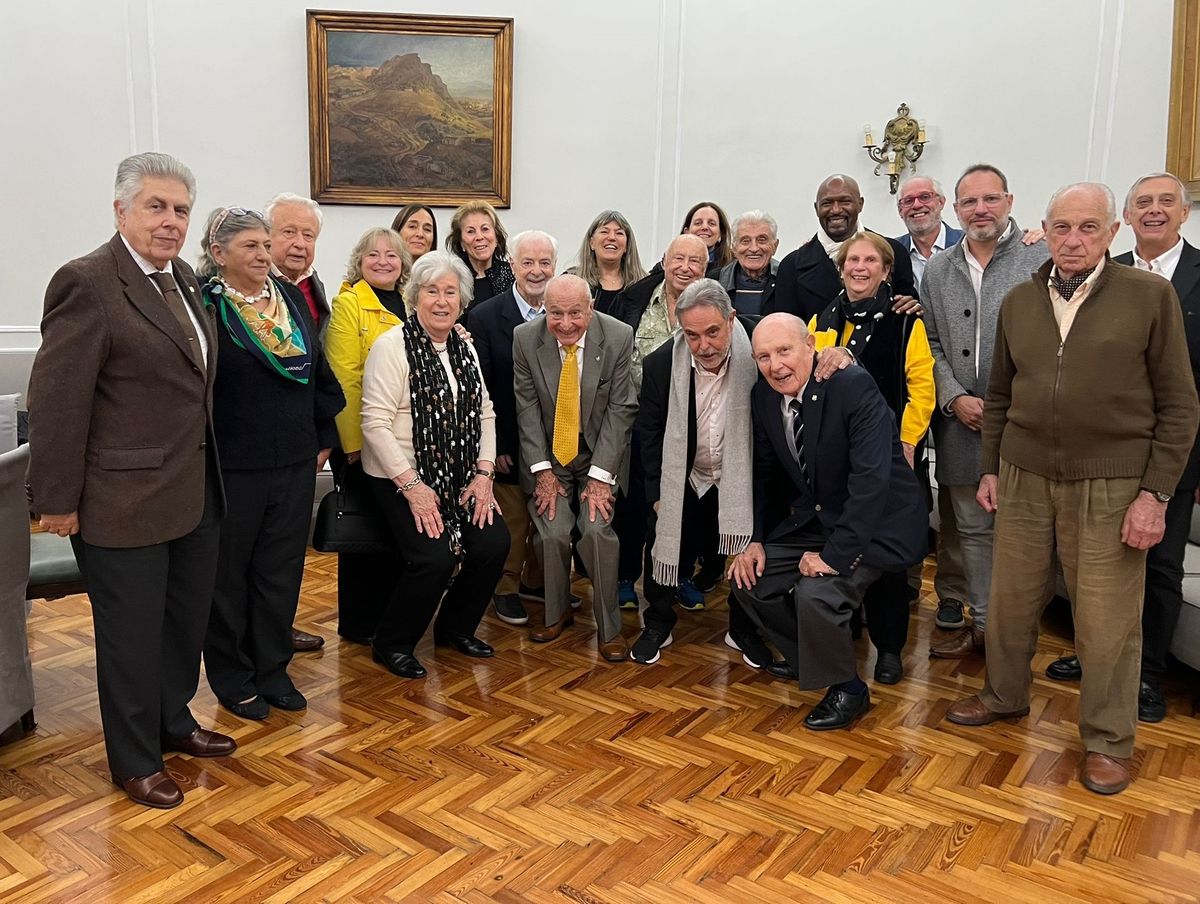 Miembros del Skål Club Buenos Aires reunidos en el Círculo de la Fuerza Aérea Argentina.