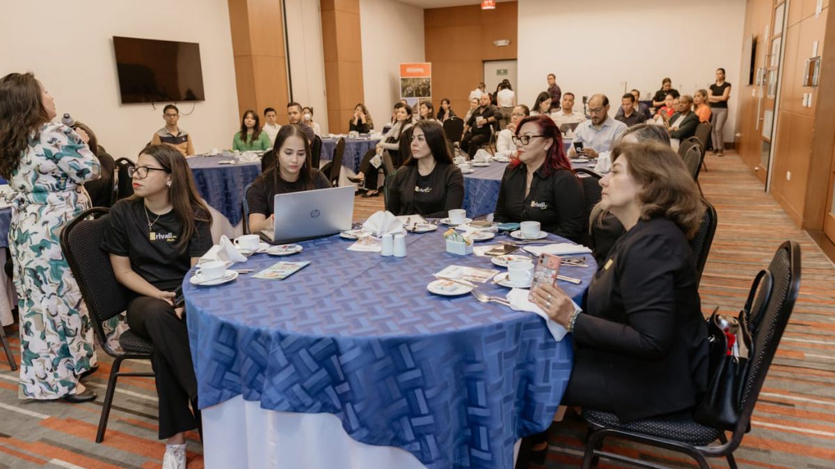 Alrededor de 60 agentes de viajes participaron en la capacitaci&oacute;n sobre Kissimmee de Aviareps.