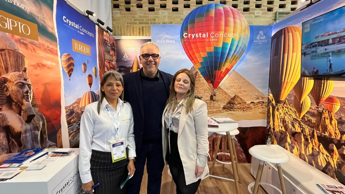 Equipo de Crystal Concepts en la Vitrina Turística Anato.