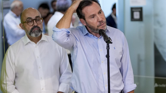 Óscar Puente, ministro de Transportes de España, en la rueda de prensa tras el accidente ferroviario en Toledo; los sindicatos exigen al Gobierno más seguridad.