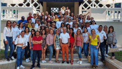 Los invitados a la convención junto al equipo de Fuerza Delta.