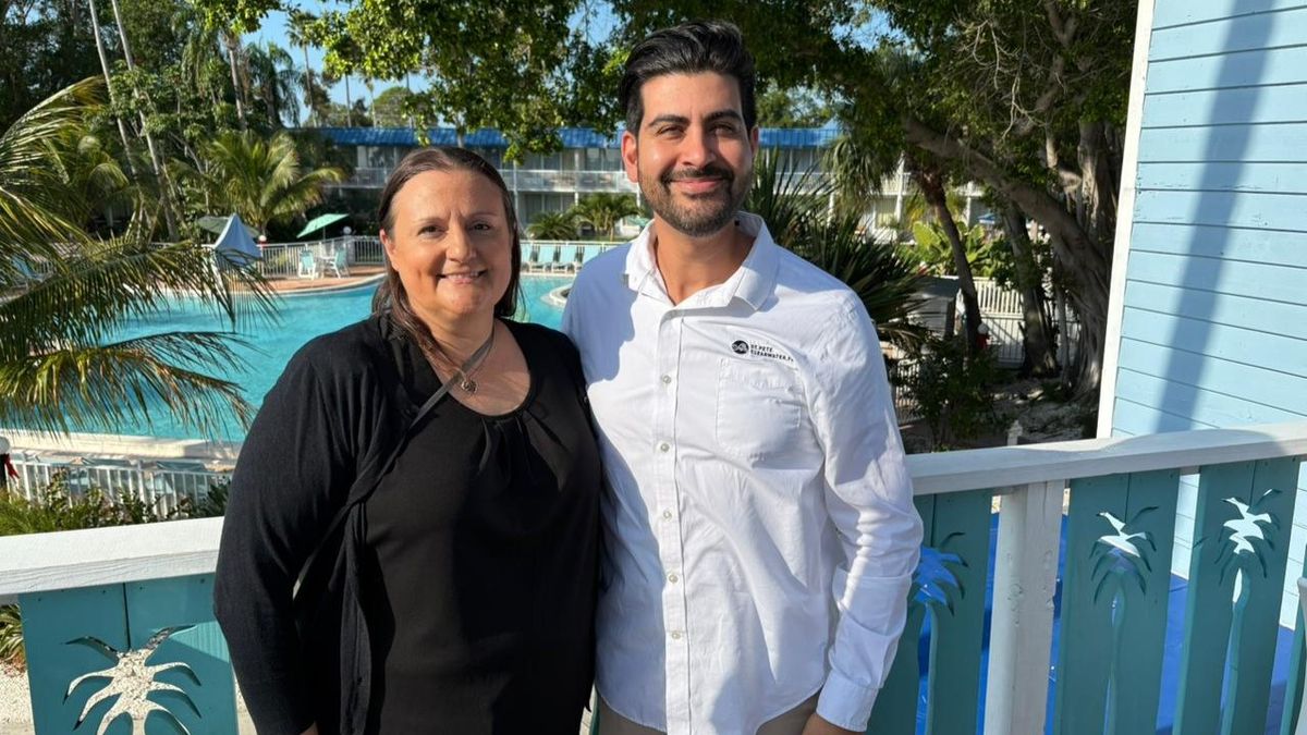 Joanna Halpin junto a Eddie delgado, Multiculturtal Destination Marketer-Comunications Manager at Visit St. Pete-Clearwater.