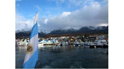 La ciudad de Ushuaia vista desde la bahía