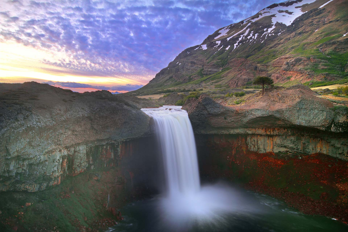 El Salto del Agrio de la Patagonia está ubicado a 18 km. de la ciudad de Caviahue.
