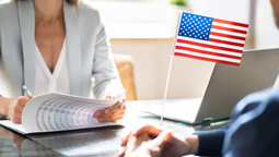 Estados Unidos exigirá entrevistas a menores y adultos mayores para que puedan obtener su visa.