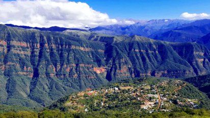 El fascinante pueblito de Argentina escondido entre nubes y montañas