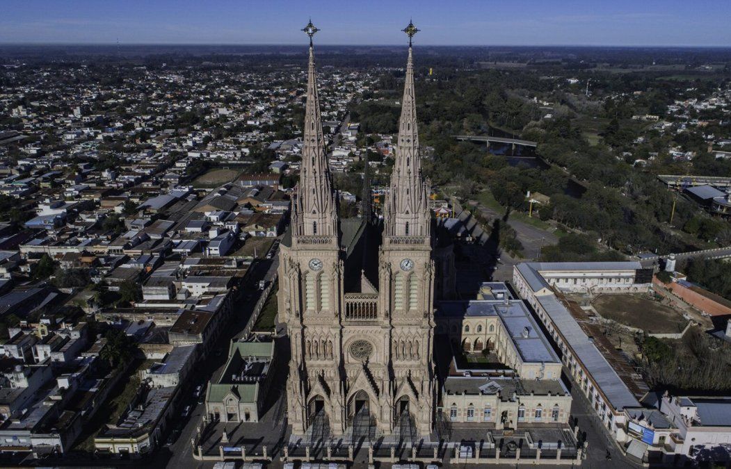 Fin de semana largo: La Basílica de Luján es el escenario principal de la localidad de Luján y un infaltable durante unas escapadas. Fin de semana largo: La Basílica de Luján es el escenario principal de la localidad de Luján y un infaltable durante unas escapadas.
