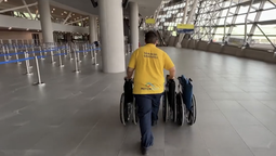 Exdirigente de la U y vicepresidente de la ANFP anunció que demandará al Aeropuerto de Santiago y a Latam Airlines por accidentarse en una silla de ruedas