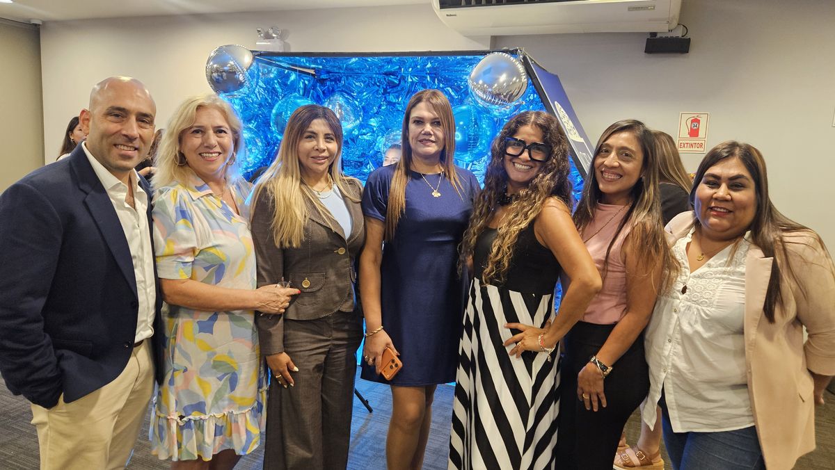 Mat&iacute;as Duek y Sonia Postigo junto a los agentes invitados.