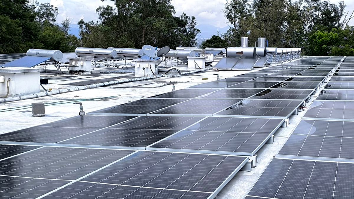 El Hotel San José de Puembo espera ahorrar hasta un 60% de energía luego de que se culmine con la  instalación del sistema de paneles solares.