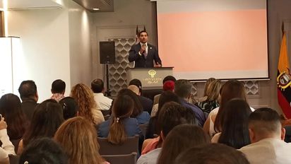 Conversatorio de la Cámara de Comercio de Machala sobre la reforma tributaria, con el fin de mejorar las actividades económicas de la ciudad.