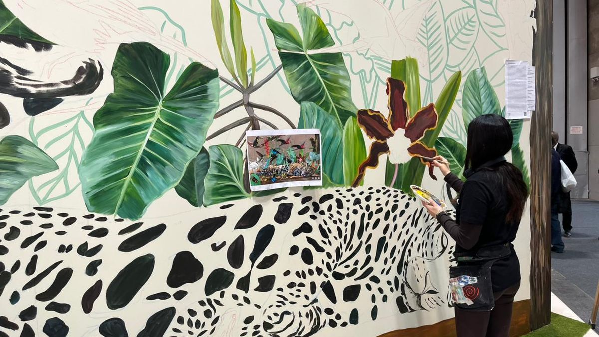 Artista Psy pintando una compilación de la flora y fauna de la amazonía peruana cohabitando entre ellas.