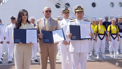 La viceministra de Turismo María José Reshuan y el ministro de Defensa Gian Carlo Loffredo, en la ceremonia de zarpe del Buque Escuela Guayas, que se utilizará para promoción turística.
